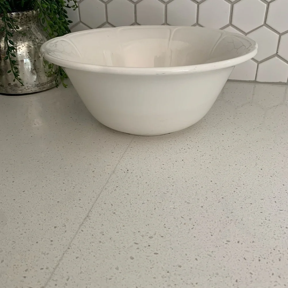 Salad fruit‎ bowl made in Japan white trimmed